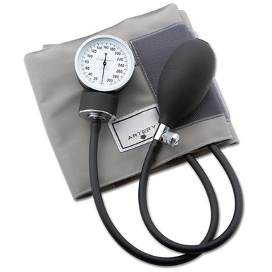 Does the ADC Prosphyg 770 Series Aneroid Sphygmomanometer come with a carrying case?